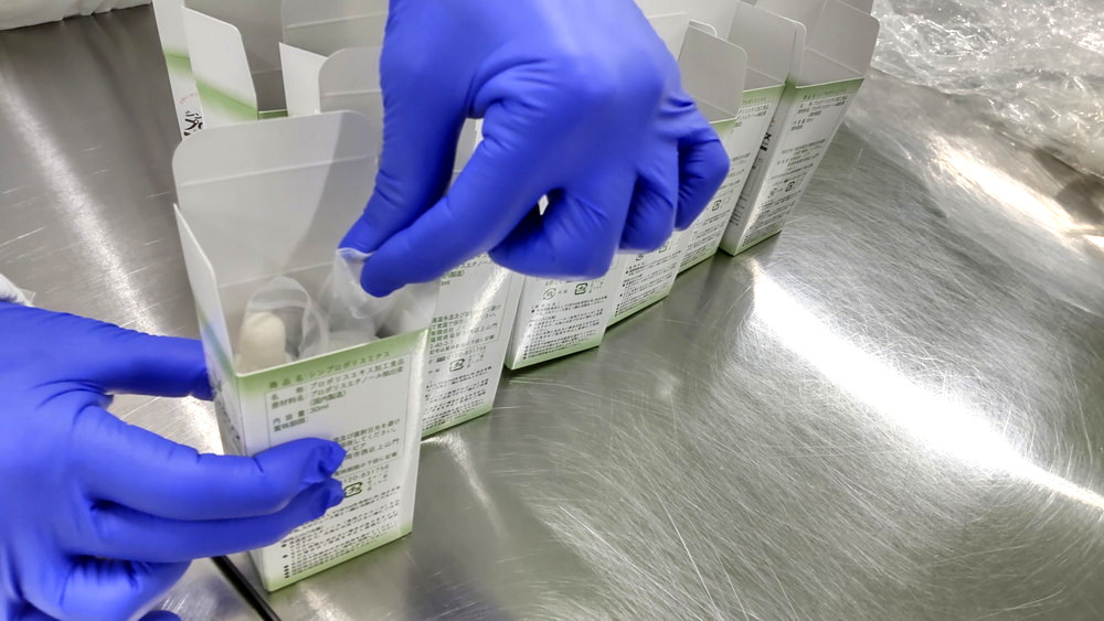 スポイドと穴あき中栓を化粧箱への画像