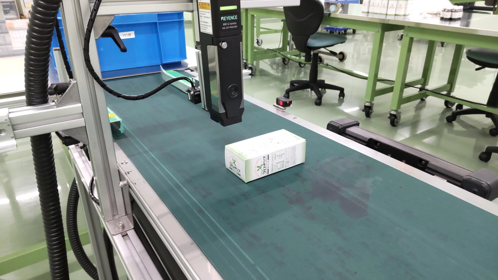 化粧箱賞味期限印字機出口の画像