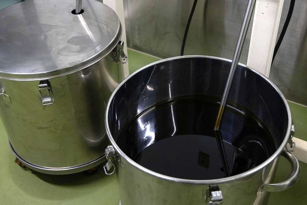 プロポリスエキスを抽出中の画像