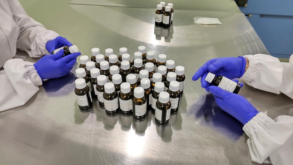 ラベルとキャップのゆるみをチェックの画像